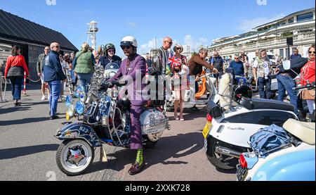 Brighton Regno Unito 25 agosto 2024 - centinaia di mod celebrano il 60° Mod Weekender evento a Brighton questo weekend di festa. Mods provenienti da tutta la Gran Bretagna e l'Europa scendono a Brighton per il fine settimana festivo di agosto per celebrare il loro evento annuale Mod Weekender: Credit Simon Dack / Alamy Live News Foto Stock