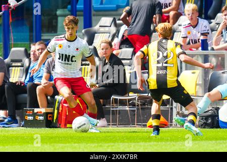 Arnhem - Lennard Hartjes dell'Excelsior Rotterdam e Mats Egbring di Vitesse Arnhem durante la terza partita della Keuken Kampioen Divisie stagione 2024/2025. La partita è ambientata tra Vitesse Arnhem e Excelsior Rotterdam al GelreDome il 25 agosto 2024 ad Arnhem, nei Paesi Bassi. (VK Sportphoto/Danny de Groot) Foto Stock