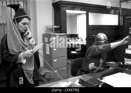 Una filiale locale della festa di Natale annuale della Midland Bank per il personale e i clienti. Il tema Fancy Dress era Robin Hood. Southfields Branch, South London 23 dicembre 1994 1990s UK HOMER SYKES Foto Stock