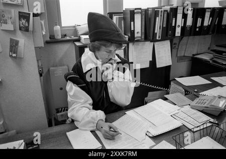 Una filiale locale della festa di Natale annuale della Midland Bank per il personale e i clienti. Il tema Fancy Dress era Robin Hood. Southfields Branch, South London 23 dicembre 1994 1990s UK HOMER SYKES Foto Stock