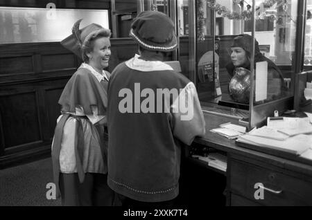 Una filiale locale della festa di Natale annuale della Midland Bank per il personale e i clienti. Il tema Fancy Dress era Robin Hood. Southfields Branch, South London 23 dicembre 1994 1990s UK HOMER SYKES Foto Stock