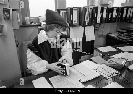 Una filiale locale della festa di Natale annuale della Midland Bank per il personale e i clienti. Il tema Fancy Dress era Robin Hood. Southfields Branch, South London 23 dicembre 1994 1990s UK HOMER SYKES Foto Stock