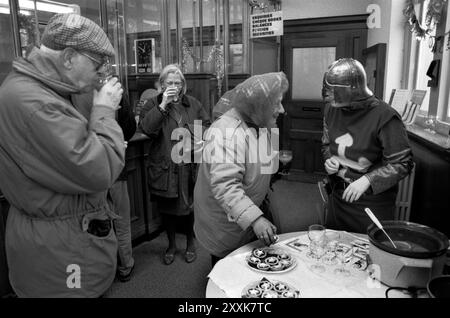 Una filiale locale della festa di Natale annuale della Midland Bank per il personale e i clienti. Il tema Fancy Dress era Robin Hood. Southfields Branch, South London 23 dicembre 1994 1990s UK HOMER SYKES Foto Stock