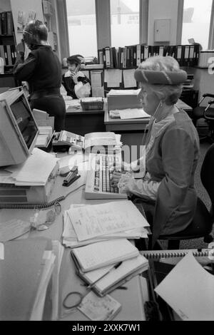 Una filiale locale della festa di Natale annuale della Midland Bank per il personale e i clienti. Il tema Fancy Dress era Robin Hood. Southfields Branch, South London 23 dicembre 1994 1990s UK HOMER SYKES Foto Stock