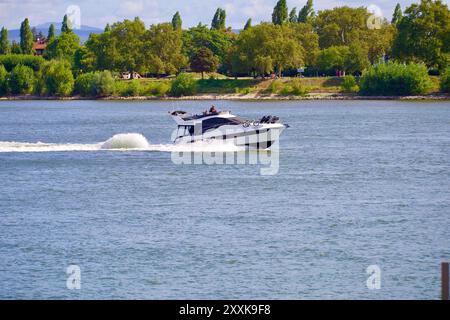 Mainz, Germania. 25 agosto 2024. Motoscafo nel fiume Reno. Foto Stock