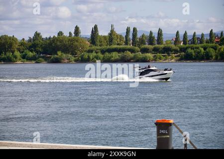 Mainz, Germania. 25 agosto 2024. Motoscafo nel fiume Reno. Foto Stock