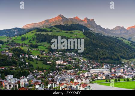 Engelberg, Svizzera nelle alpi al crepuscolo. Foto Stock