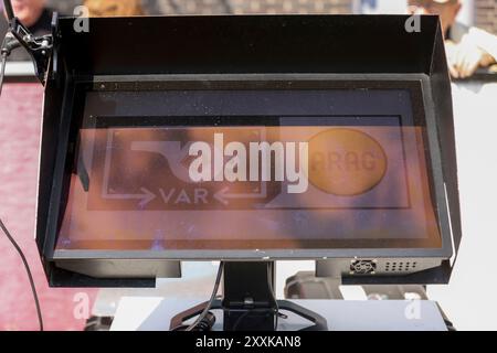 Rotterdam, Paesi Bassi. 25 agosto 2024. ROTTERDAM, PAESI BASSI - AGOSTO 25: VAR monitor durante la partita olandese Eredivisie tra Sparta Rotterdam e Feyenoord allo Sparta-stadion Het Kasteel il 25 agosto 2024 a Rotterdam, Paesi Bassi. (Foto di Hans van der Valk/Orange Pictures) credito: dpa/Alamy Live News Foto Stock