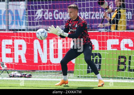 Rotterdam, Paesi Bassi. 25 agosto 2024. ROTTERDAM, PAESI BASSI - AGOSTO 25: Riscaldamento del portiere Timon Wellenreuther del Feyenoord durante l'incontro olandese Eredivisie tra Sparta Rotterdam e Feyenoord allo Sparta-stadion Het Kasteel il 25 agosto 2024 a Rotterdam, Paesi Bassi. (Foto di Hans van der Valk/Orange Pictures) credito: dpa/Alamy Live News Foto Stock