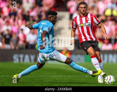 Taylor Harwood-Bellis di Southampton e Ibrahim Sangare di Nottingham Forest in azione durante la partita di Premier League al St Mary's Stadium di Southampton. Data foto: Sabato 24 agosto 2024. Foto Stock