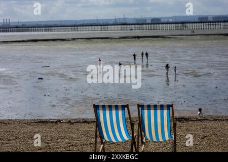 Southend-on-Sea Essex 25 agosto 2024 immagini meteorologiche: I visitatori si godono il mare a Southend sul mare in una festività fredda e ventosa della domenica credito: Ian Davidson/Alamy Live News Foto Stock