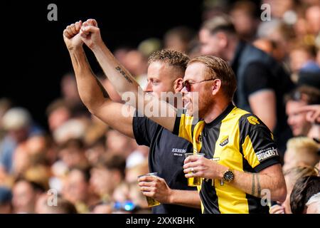 Arnhem, Paesi Bassi. 25 agosto 2024. ARNHEM, PAESI BASSI - AGOSTO 25: I tifosi del Vitesse esultano durante la partita olandese Keuken Kampioen Divisie tra Vitesse e Excelsior Rotterdam al Gelredome il 25 agosto 2024 ad Arnhem, Paesi Bassi. (Foto di Rene Nijhuis/Orange Pictures) credito: Orange Pics BV/Alamy Live News Foto Stock