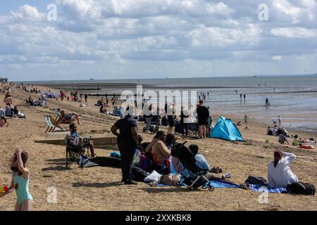 Southend-on-Sea Essex 25 agosto 2024 immagini meteorologiche: I visitatori si godono il mare a Southend sul mare in una festività fredda e ventosa della domenica credito: Ian Davidson/Alamy Live News Foto Stock