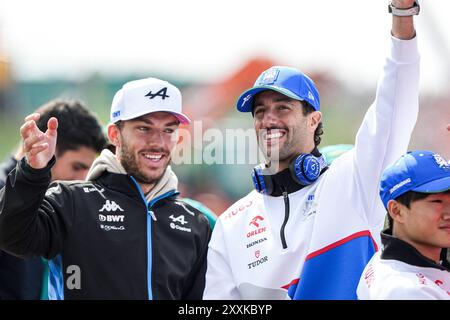 Zandvoort, Paesi Bassi. 25 agosto 2024. ZANDVOORT, PAESI BASSI - AGOSTO 25: Daniel Ricciardo di RB sventolando durante la Parata dei piloti durante la F1 - Heineken Dutch GP il 25 agosto 2024 a Zandvoort, Paesi Bassi. (Foto di Andre Weening/Orange Pictures) credito: dpa/Alamy Live News Foto Stock