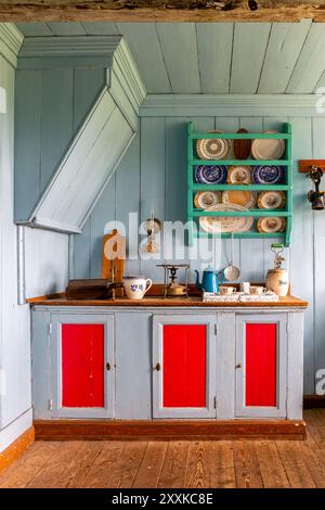 Skogar, Islanda, 16.05.2022. Museo Skogar, vista interna dell'antica cucina tradizionale islandese in una casa di prato con vecchi utensili da cucina. Foto Stock