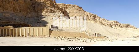 Le magnifiche rovine del Tempio Mortuario di Hatshepsut si innalzano sullo sfondo roccioso di Deir el-Bahri, evidenziando l'antica architettura egizia Foto Stock
