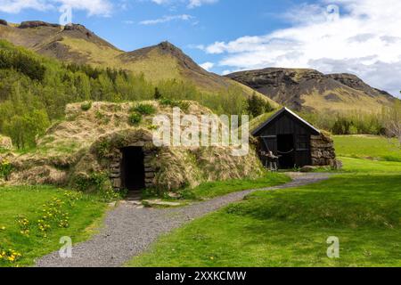 Tradizionale villaggio di case in erba nel Museo all'aperto di Skogar, facciata in legno nero e edifici residenziali in pietra, Islanda. Foto Stock