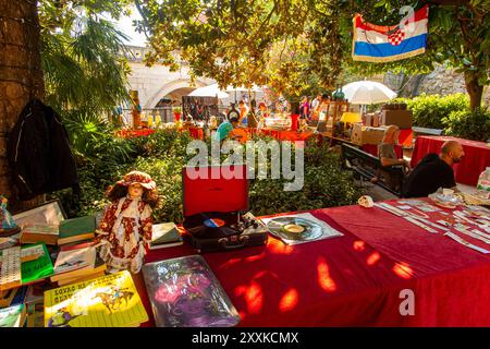 Un mercato delle pulci a Dubrovnik, Croazia Foto Stock