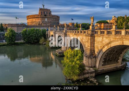 Tramonto a Castel Sant'Angelo (Castello dell'Angelo Santo) e Ponte Sant'Angelo sul fiume Tevere nella città di Roma, Italia. Foto Stock