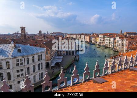 Città di Venezia in Italia, paesaggio urbano con il Canal grande dalla terrazza sul tetto di T Fondaco dei tedeschi. Foto Stock