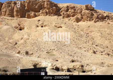 Le rovine del Tempio Mortuario di Hatshepsut si innalzano sullo sfondo di montagne desertiche, mostrando l'antica architettura egiziana in un edificio storico Foto Stock