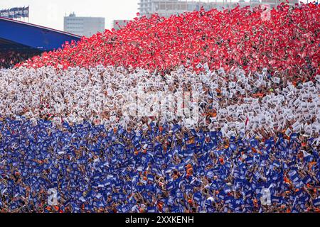 ZANDVOORT, PAESI BASSI - AGOSTO 25: I tifosi dei Paesi Bassi con bandiere rosse, bianche e blu formano una grande bandiera olandese prima della gara del Gran Premio durante la F1 - Heineken Dutch GP il 25 agosto 2024 a Zandvoort, Paesi Bassi. (Foto di Andre Weening/Orange Pictures) credito: Orange Pics BV/Alamy Live News Foto Stock