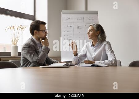 Due professionisti si sono incontrati in una sala conferenze impegnata in discussioni di lavoro Foto Stock