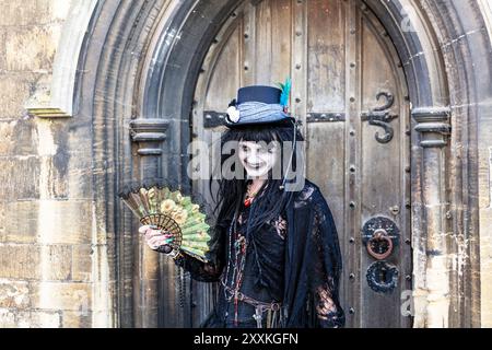 25 agosto 2024 festival Steampunk a Lincoln City. Steampunk, Steampunks at the Asylum, Lincoln, Lincolnshire, Regno Unito, Inghilterra, Steampunk è un sottogenere della fantascienza, che incorpora l'estetica di macchinari industriali a vapore del XIX secolo per creare una realtà futuristica alternativa. Foto Stock