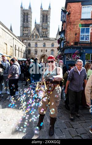 25 agosto 2024 festival Steampunk a Lincoln City. Steampunk, Steampunks at the Asylum, Lincoln, Lincolnshire, Regno Unito, Inghilterra, Steampunk è un sottogenere della fantascienza, che incorpora l'estetica di macchinari industriali a vapore del XIX secolo per creare una realtà futuristica alternativa. Foto Stock