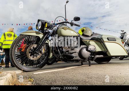 Bradford, Regno Unito. 25 agosto 2024. Shipley Harley Davidson Rally. Centinaia di moto e migliaia di spettatori si sono riuniti a Baildon per il 45° Shipley Harley Davidson Rally per partecipare al Big Ride Out. Crediti: Neil Terry/Alamy Live News Foto Stock