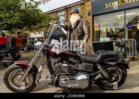 Bradford, Regno Unito. 25 agosto 2024. Shipley Harley Davidson Rally. Centinaia di moto e migliaia di spettatori si sono riuniti a Baildon per il 45° Shipley Harley Davidson Rally per partecipare al Big Ride Out. Crediti: Neil Terry/Alamy Live News Foto Stock