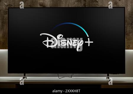 POZNAN, POL - 19 dicembre 2023: Set TV a schermo piatto con logo Disney+, un servizio di streaming on-demand in abbonamento americano di proprietà e opera Foto Stock