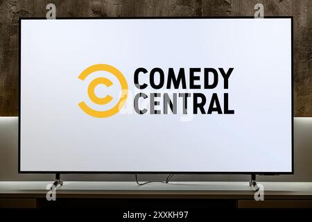 POZNAN, POL - 19 dicembre 2023: TV a schermo piatto con logo di Comedy Central, un canale via cavo americano di base di proprietà di ViacomCBS Foto Stock