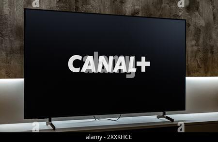 POZNAN, POL - 19 dicembre 2023: Televisore a schermo piatto con logo Canal+ (Canal Plus), un canale televisivo francese premium Foto Stock