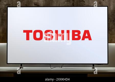 POZNAN, POL - 19 dicembre 2023: Televisore a schermo piatto con logo di Toshiba, un conglomerato multinazionale giapponese con sede a Tokyo Foto Stock