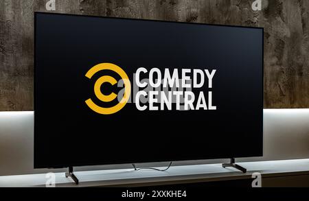 POZNAN, POL - 19 dicembre 2023: TV a schermo piatto con logo di Comedy Central, un canale via cavo americano di base di proprietà di ViacomCBS Foto Stock