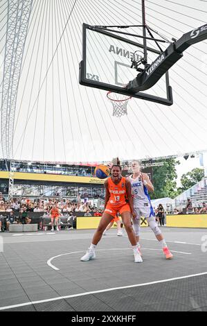 Vienna, Austria. 25 agosto 2024. VIENNA, AUSTRIA - AGOSTO 25: Janis Ndiba Boonstra dei Paesi Bassi urla e Marie-Eve Paget della Francia guarda durante la semifinale femminile tra Francia e Paesi Bassi il giorno 4 della FIBA 3x3 Europe Cup a Kaiserwiese il 25 agosto 2024 a Vienna, Austria.240825 SEPA 38 031 - 20240825 PD3334 credito: APA-PictureDesk/Alamy Live News Foto Stock