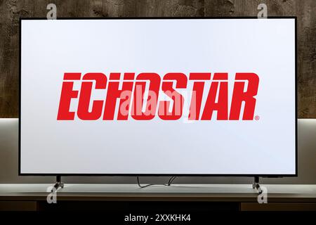 POZNAN, POL - 19 dicembre 2023: Televisore a schermo piatto con logo di EchoStar Corporation, una società americana, un fornitore mondiale di comunicazioni satellitari Foto Stock