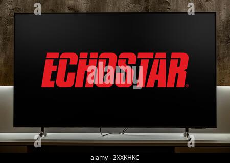 POZNAN, POL - 19 dicembre 2023: Televisore a schermo piatto con logo di EchoStar Corporation, una società americana, un fornitore mondiale di comunicazioni satellitari Foto Stock