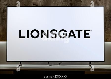 POZNAN, POL - 19 dicembre 2023: Televisore a schermo piatto con logo di Lionsgate, una compagnia di intrattenimento americano-canadese Foto Stock