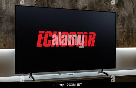 POZNAN, POL - 19 dicembre 2023: Televisore a schermo piatto con logo di EchoStar Corporation, una società americana, un fornitore mondiale di comunicazioni satellitari Foto Stock