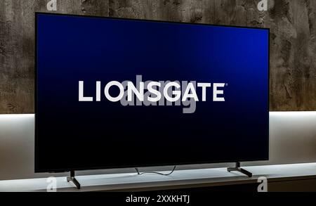 POZNAN, POL - 19 dicembre 2023: Televisore a schermo piatto con logo di Lionsgate, una compagnia di intrattenimento americano-canadese Foto Stock