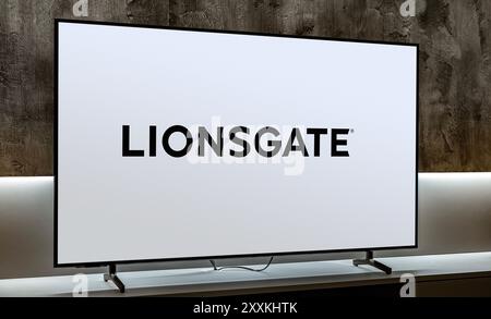 POZNAN, POL - 19 dicembre 2023: Televisore a schermo piatto con logo di Lionsgate, una compagnia di intrattenimento americano-canadese Foto Stock