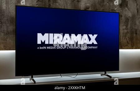 POZNAN, POL - 19 dicembre 2023: Set TV a schermo piatto che mostra il logo di Miramax, una società di intrattenimento americana nota per la produzione e la distribuzione di film Foto Stock