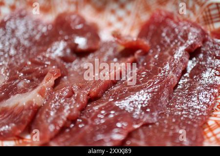 Basashi (sashimi di carne di cavallo) acquistato in un supermercato di Tokyo, in Giappone Foto Stock