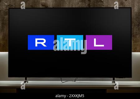 POZNAN, POL - JUL 31, 2024: Televisore a schermo piatto con logo di RTL, un canale televisivo in lingua tedesca di proprietà di RTL Deutschland Foto Stock