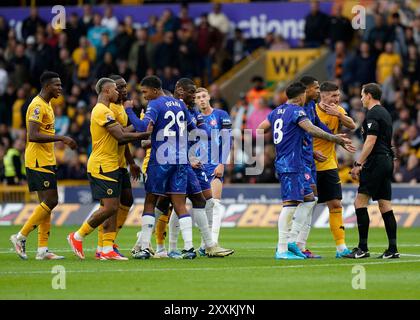 Wolverhampton, Regno Unito. 25 agosto 2024. I lupi e i giocatori del Chelsea giocano in squadra seguendo il gol di pareggio dei lupi durante la partita di Premier League a Molineux, Wolverhampton. Il credito per immagini dovrebbe essere: Andrew Yates/Sportimage Credit: Sportimage Ltd/Alamy Live News Foto Stock