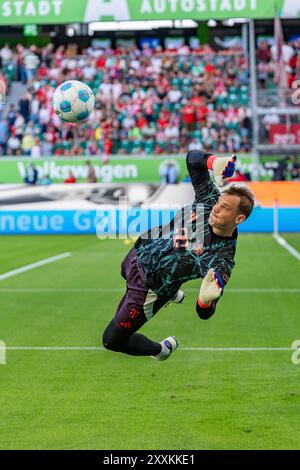 Wolfsburg, Germania. 25 agosto 2024. 25.08.2024, VfL Wolfsburg vs. FC Bayern München, 1. Bundesliga, 1. Spieltag Manuel Neuer (FC Bayern Muenchen, n. 1) Wichtiger Hinweis: Gemaess den Vorgaben der DFL Deutsche Fussball Liga bzw. Des DFB Deutscher Fussball-Bund ist es untersagt, in dem Stadion und/oder vom Spiel angefertigte Fotoaufnahmen in forma von Sequenzbildern und/oder videoaehnlichen Fotostrecken zu verwerten foto: Bahho Kara/Kirchner-Media Credit: dpa/Alamy Live News Foto Stock