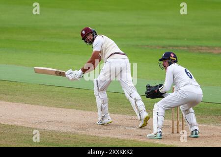 Realizzato a Birmingham, Regno Unito il 25 agosto 2024 al Warwickshire County Cricket Club, Edgbaston. Nella foto è il numero 1, Andy Umeed di Somerset che si aggira dietro il confine per 4 corse durante il match del campionato della contea 2024 tra Warwickshire CCC e Somerset CCC Image è solo per uso editoriale - credito a Stu Leggett tramite Alamy Live News Foto Stock