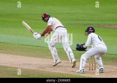 Realizzato a Birmingham, Regno Unito il 25 agosto 2024 al Warwickshire County Cricket Club, Edgbaston. Nella foto è il numero 1, Andy Umeed di Somerset che si aggira dietro il confine per 4 corse durante il match del campionato della contea 2024 tra Warwickshire CCC e Somerset CCC Image è solo per uso editoriale - credito a Stu Leggett tramite Alamy Live News Foto Stock